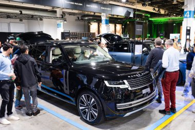 Zürih Oto Fuarı, İsviçre, 31 Ekim 2025. Zürih Otomobil Fuarı 'nda gösterilen 2025 Range Rover' ı kontrol eden insanların ön görüntüsü