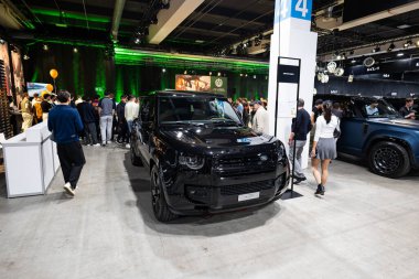 Zürih Oto Fuarı, İsviçre, 31 Ekim 2025. Zürih Otomobil Fuarı 'nda gösterilen yeni Land Rover Defender Octa ekstrem özel SUV