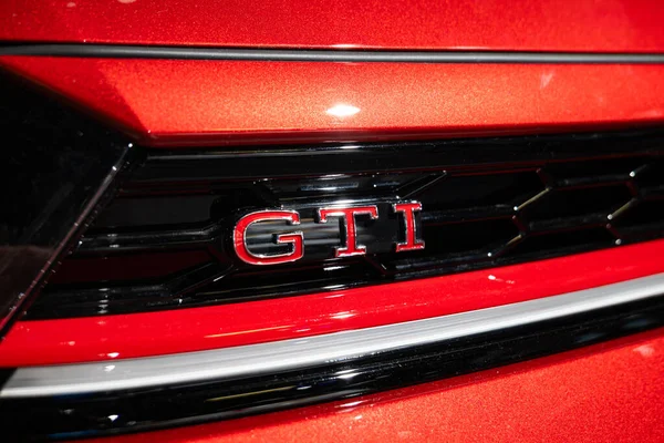 Zürih Oto Fuarı, İsviçre, 31 Ekim 2025. Zürih Otomobil Fuarı 'nda gösterilen Volkswagen Polo GTI' nin kaputundaki krom amblemi kapat