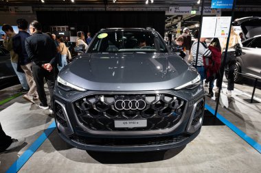 Zürih Oto Fuarı, İsviçre, 31 Ekim 2025. Zürih Otomobil Fuarı 'nda sergilenen Audi Q5 premium yürütme çapraz melez SUV' nin ön görüntüsü