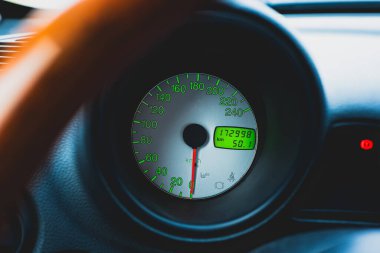 Yeşil sayılı 240 km / h hıza ve dijital kilometre sayacına kadar hız gösteren beyaz bir gösterge panelini kapat