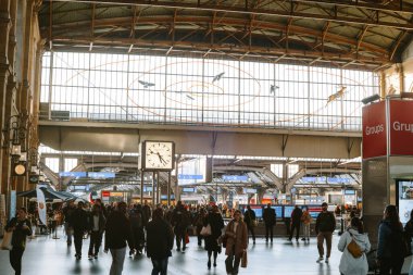 Zürih, İsviçre - 17 Mart 2026: Gezginler Zürih Hauptbahnhof ana salonunun hareketli avlusunda yürüyorlar