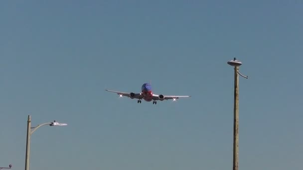 Southwest Airlines Boeing 737 приземляется в аэропорту Лос-Анджелеса - вид спереди — стоковое видео