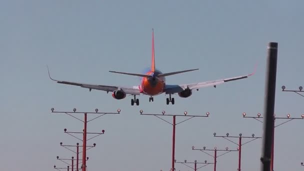 Νοτιοδυτικές αερογραμμές Boeing 737 προσγειώνεται στο αεροδρόμιο Lax - πίσω όψη — Αρχείο Βίντεο