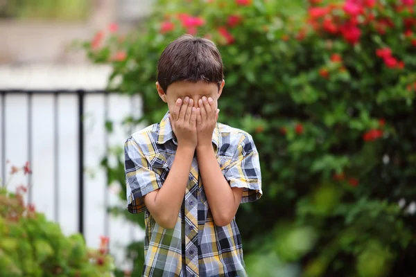 Jongen speelt buiten — Stockfoto