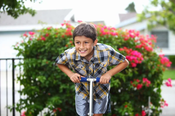 Giovane ragazzo che gioca fuori — Foto Stock