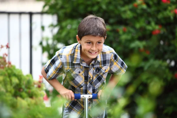 Giovane ragazzo che gioca fuori — Foto Stock