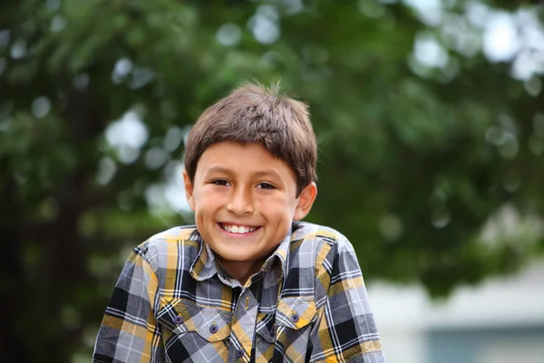 Giovane ragazzo che gioca fuori — Foto Stock