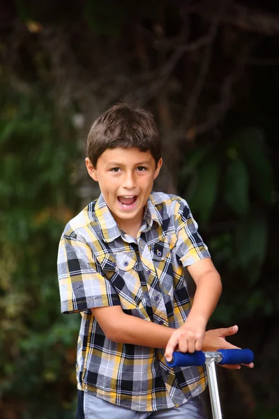 Giovane ragazzo che gioca fuori — Foto Stock