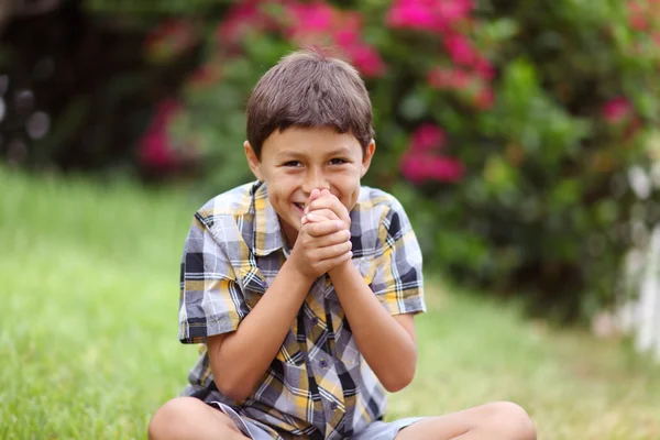 Giovane ragazzo che gioca fuori — Foto Stock