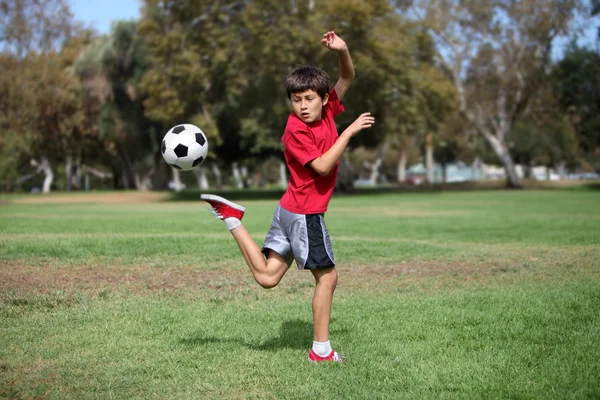 Futbol topu parkta genç çocukla — Stok fotoğraf