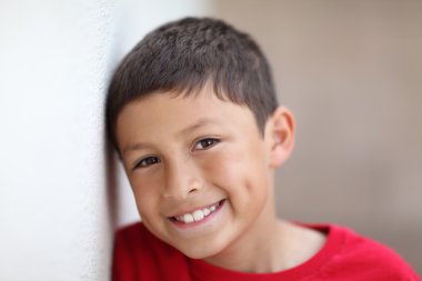 Duvara yaslanmış çocuk