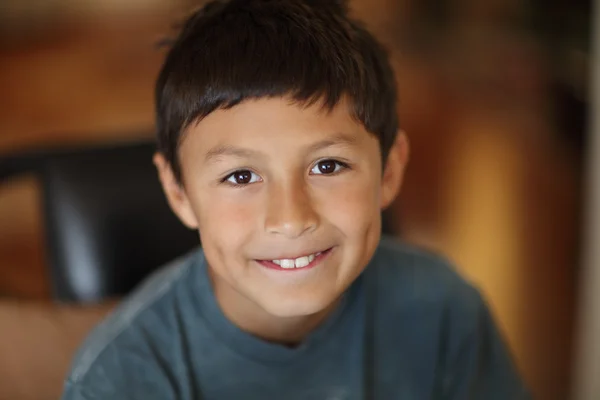 Porträtt av ung pojke leende — Stockfoto