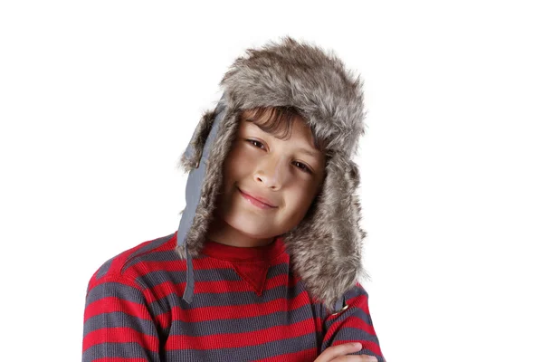 Мальчик играет в пушистой шляпе — стоковое фото