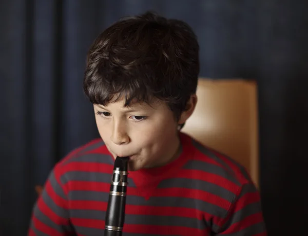 Niño tocando clarinete — Foto de Stock