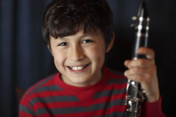 Sonriente chico con clarinete —  Fotos de Stock