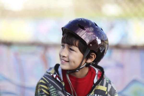 Ragazzo in skateboard casco — Foto Stock