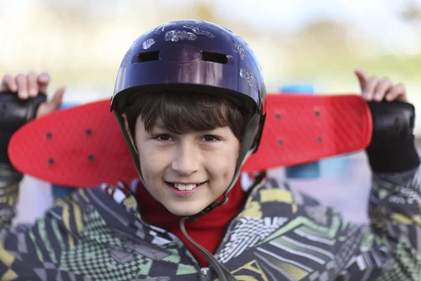 スケート ボード ヘルメットの少年 — ストック写真