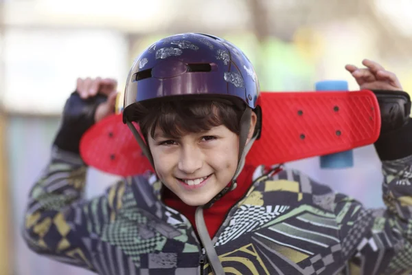 Pojken i skateboard hjälm — Stockfoto