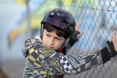 Çocuk kaykay kask içinde