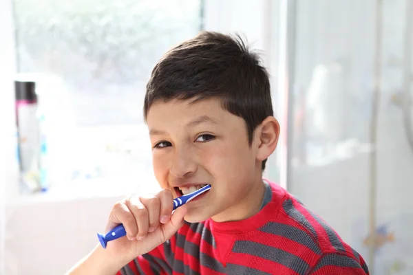 Chico joven cepillándose los dientes — Foto de Stock