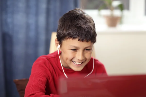 Jonge jongen zijn huiswerk op een computer — Stockfoto