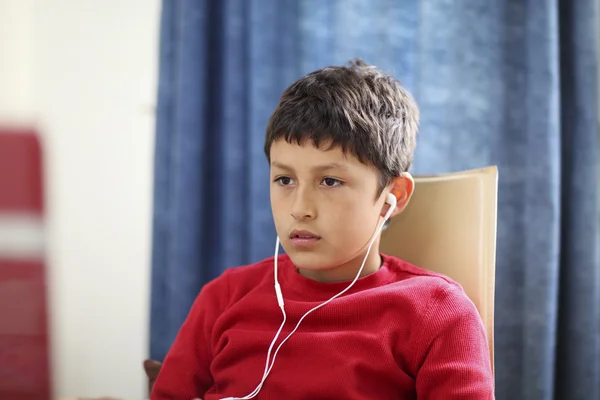 Young boy looks blankly at computer — Stock Photo, Image