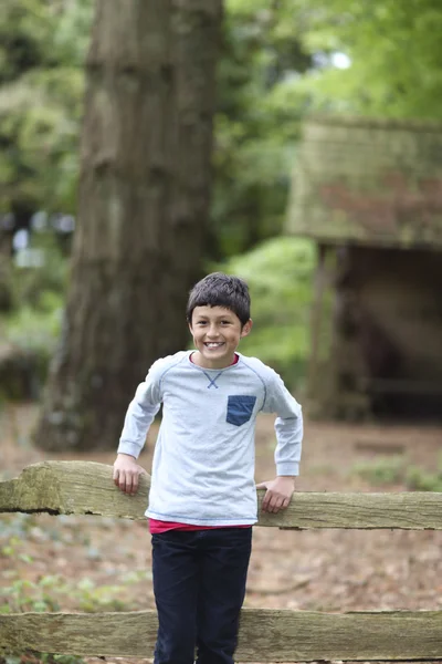 Giovane ragazzo di razza mista nel bosco — Foto Stock