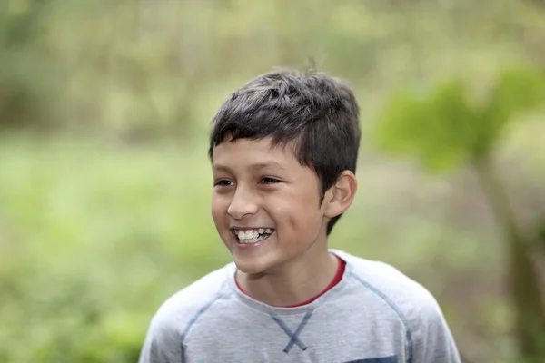 Giovane ragazzo di razza mista nel bosco — Foto Stock