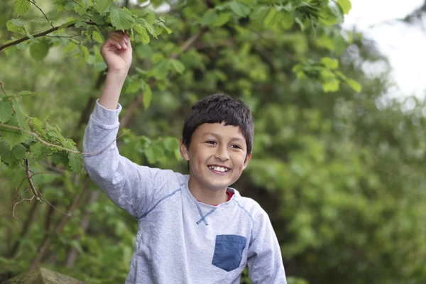 Giovane ragazzo di razza mista nel bosco — Foto Stock