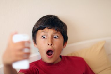 genç çocuk ile akıllı telefon selfie resim yapma