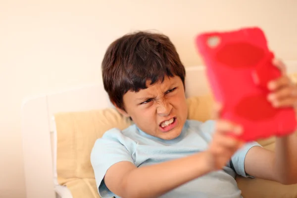 Niño haciendo fotos selfie con la computadora de tableta —  Fotos de Stock