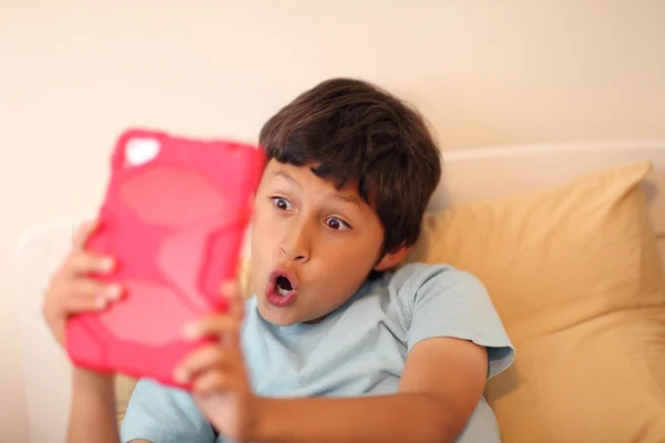 Niño haciendo fotos selfie con la computadora de tableta — Foto de Stock