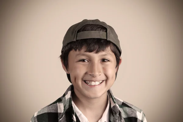 Mosolygós boldog fiatal fiú szüreti külsőt és vignettálás portréja — Stock Fotó