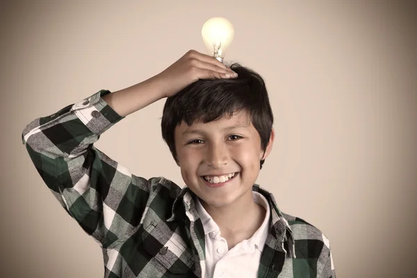 Retrato de niño con bombilla en la cabeza con aspecto vintage y viñeta — Foto de Stock