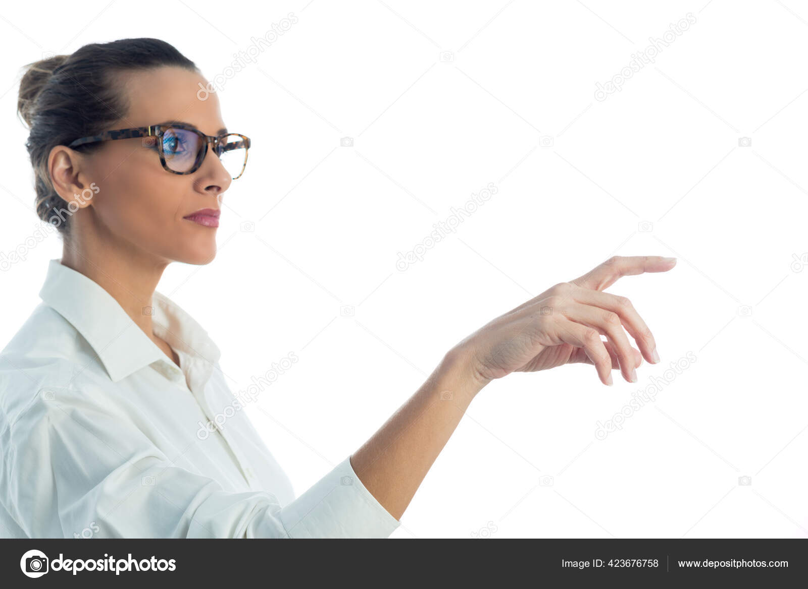 一个白种人女人的画像她的头发扎起来戴着眼镜穿着一件白色的衬衫用手指按下一个假想的屏幕背景是白色的