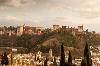 Alhambra ve V. Charles Sarayı 'nın panoramik manzarası San Nicolas bakış açısından, Granada, İspanya.