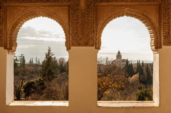 Détail Deux Fenêtres Décorées Avec Des Éléments Géométriques Art Islamique — Photo