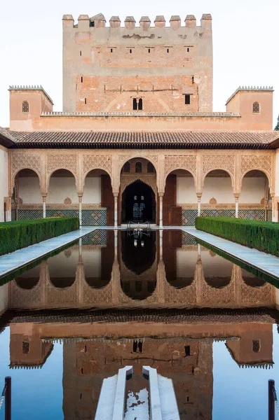 Nasrid Paleizen Gebouw Weerspiegeld Het Water Van Een Vijver Alhambra — Stockfoto