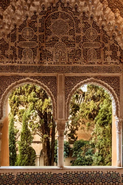 Détail Deux Fenêtres Décorées Avec Des Éléments Géométriques Art Islamique — Photo