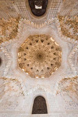 Granada 'daki Alhambra' da bir odanın kubbesi ve duvarları geometrik figürlerle süslenmiş tipik İslami sanatla dolu..