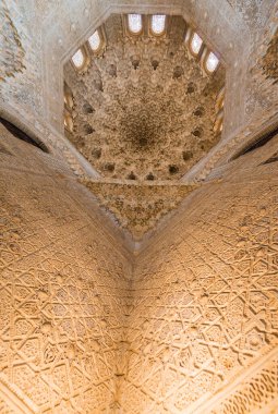 Granada 'daki Alhambra' da bir odanın kubbesi ve duvarları geometrik figürlerle süslenmiş tipik İslami sanatla dolu..