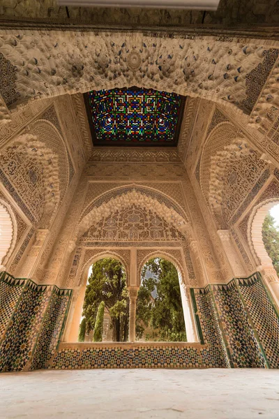 Vue Sur Une Des Salles Alhambra Grenade Décorée Figures Géométriques — Photo