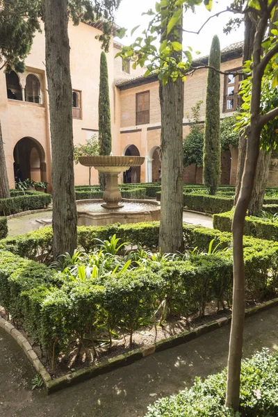 Granada Alhambra 'nın avlusu..