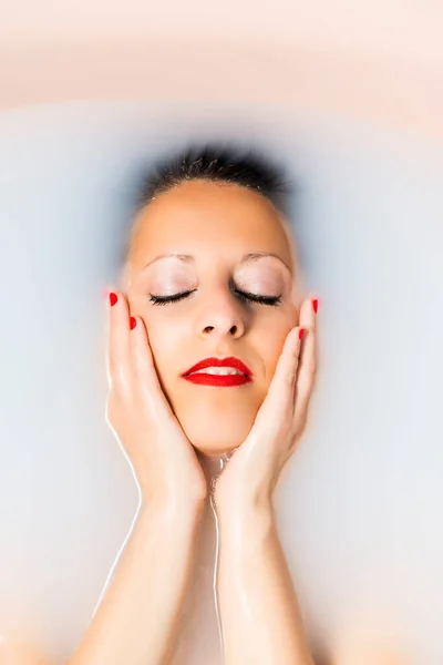 Una Donna Caucasica Che Bagno Una Vasca Piena Latte Concetto — Foto Stock