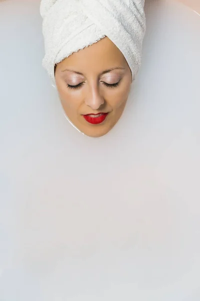 Una Donna Caucasica Con Asciugamano Testa Che Bagno Una Vasca — Foto Stock