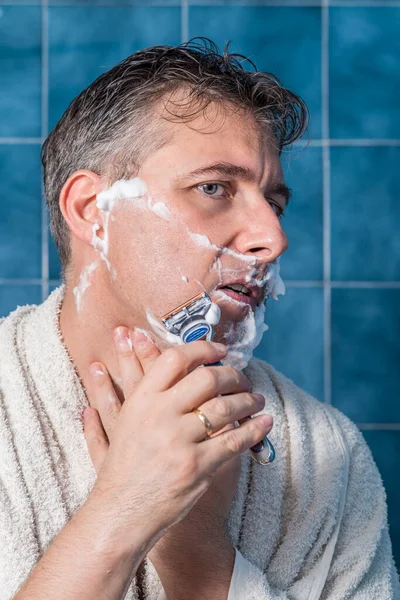 Middle Aged Man White Towel Shoulders Shaving Razor Blue Tiles — Stock Photo, Image