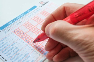 Arahal. Sevilla. İspanya. 20 Ocak 2026. Resmi Quiniela piyango bileti, bir avro elli sent ve üstünde kırmızı bir kalem. Quiniela, İspanya 'da kumar, şans, şans ve risk gibi en popüler spor bahisleri oyunudur..