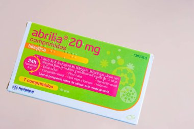 Arahal. Sevilla. İspanya. 2026, 31 Ocak. Normon 'dan 20 mg Abrilia antihistamin (bilastine), yumuşak pembe arka planda..