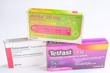 Arahal. Sevilla. İspanya. 2026, 31 Ocak. Beyaz arka planda çeşitli markalardan üç kutu antihistamin ilaç. İlaç ve alerji kavramı.